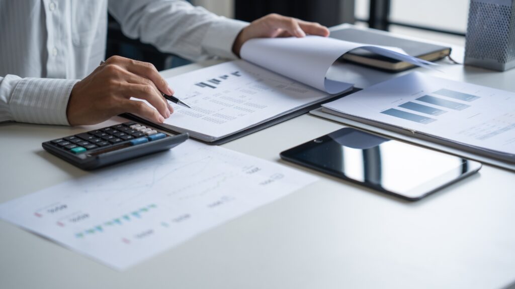 財務諸表をチェックする人