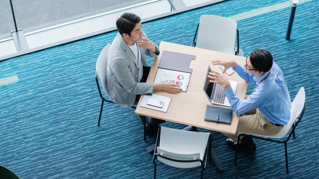 打合せをする若手社員