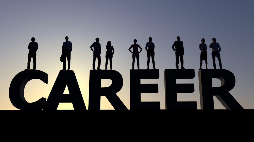 CAREERの文字の上に人々のシルエット