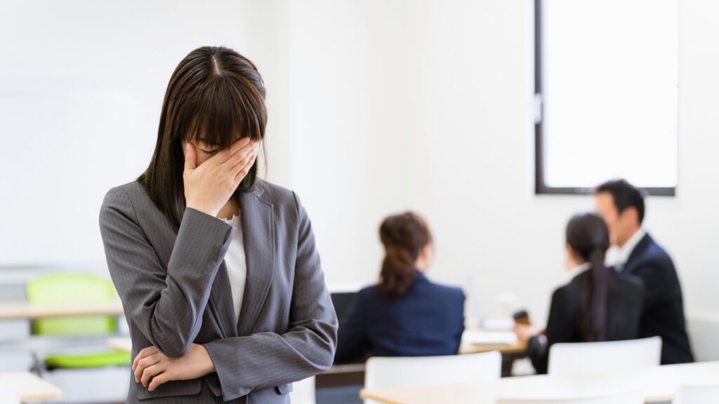 悩むビジネスパーソン
