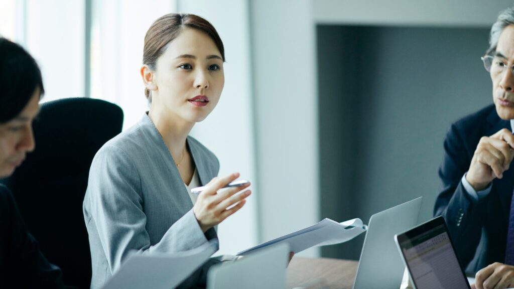 プレゼンするビジネスパーソン