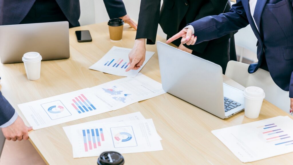 打合せをする会社員