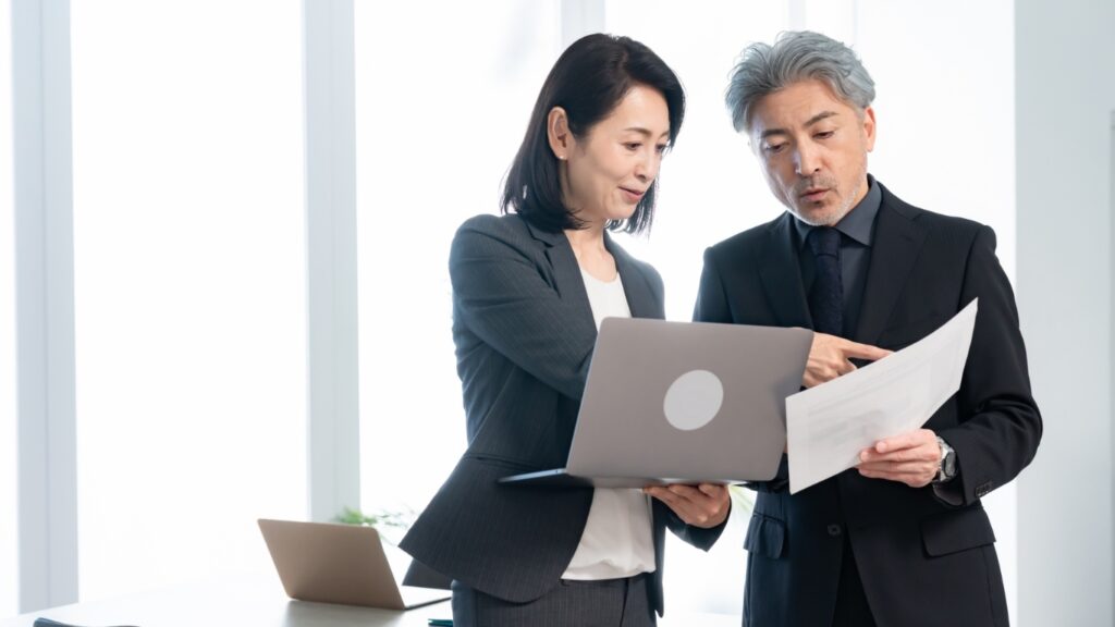 打合せをするシニアとミドル社員