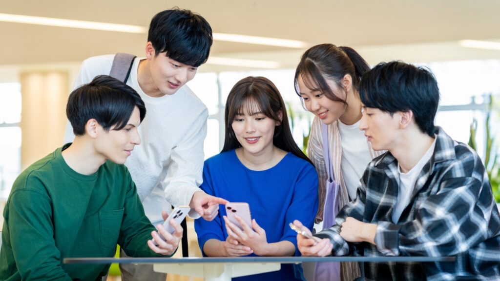 スマホを見る大学生たち