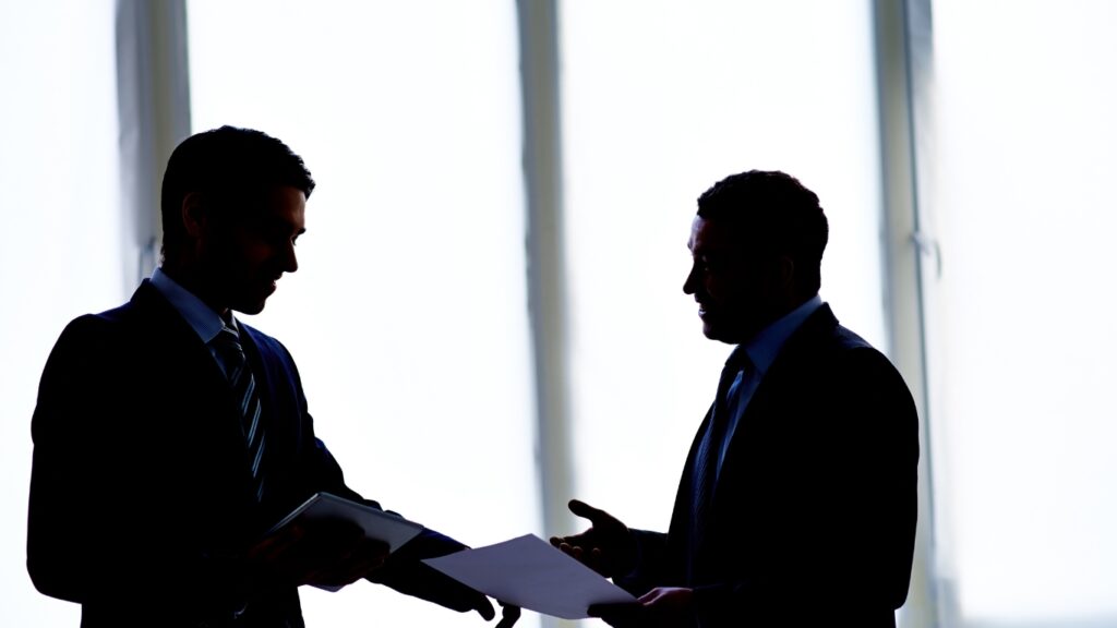 対話する上司と部下