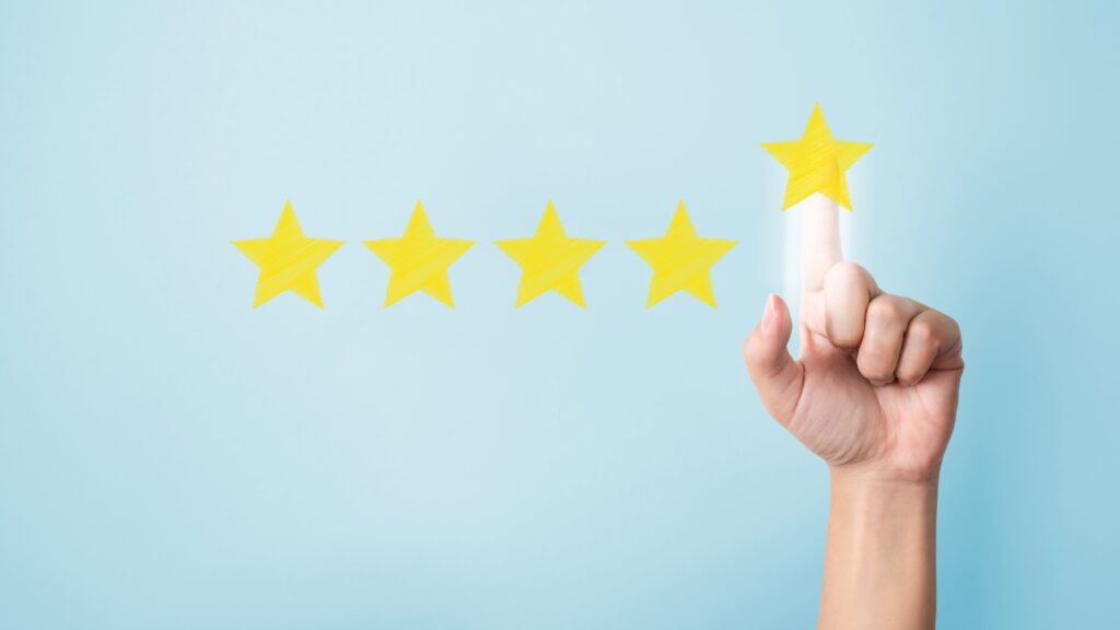 人の手が五つ星のシンボルを指している