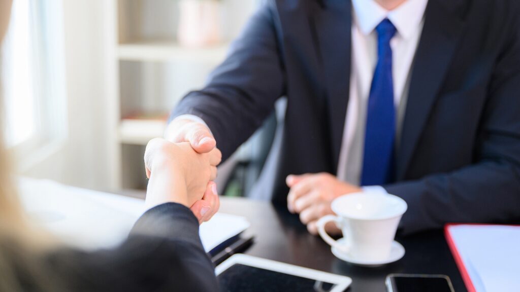 握手をするビジネスパーソン M&Aのイメージ