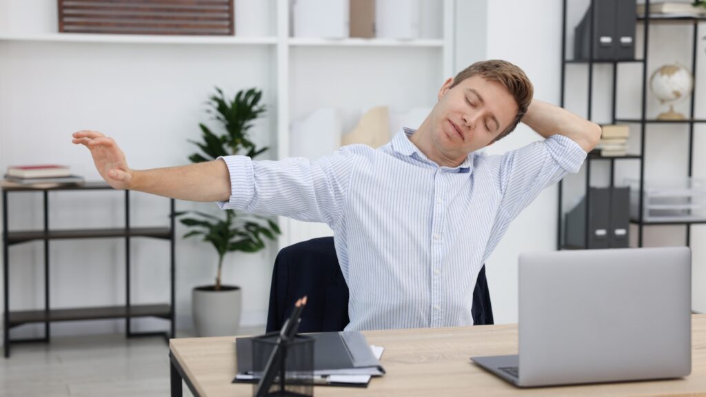 オフィスで軽いストレッチをする男性