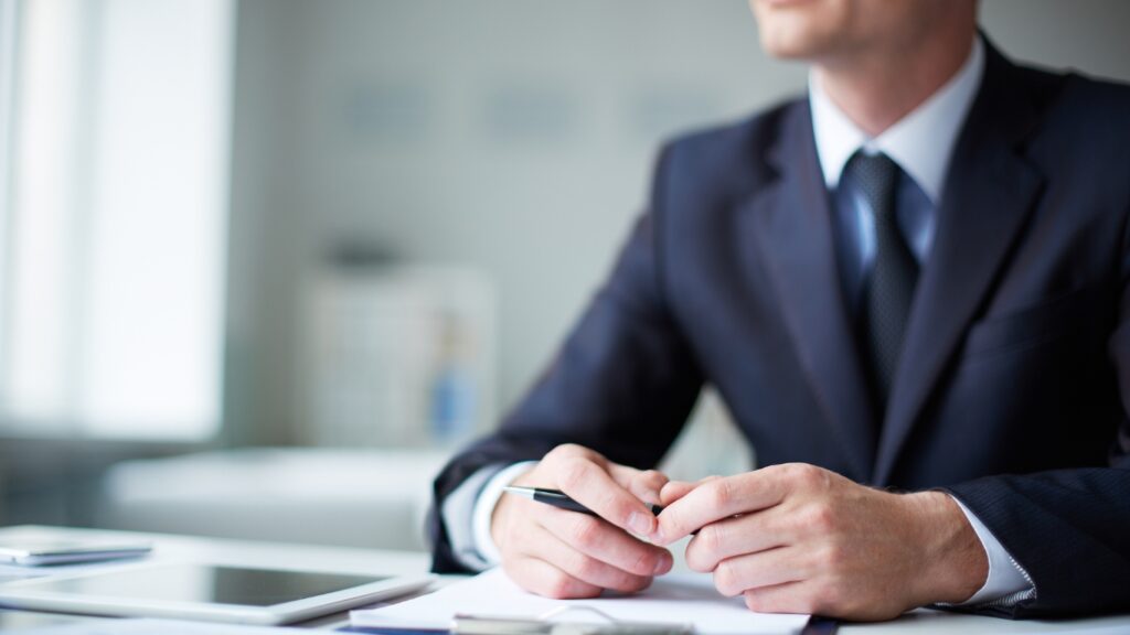 デスクに座るビジネスパーソン