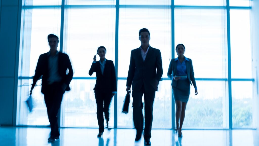 ビジネスパーソンが歩いている