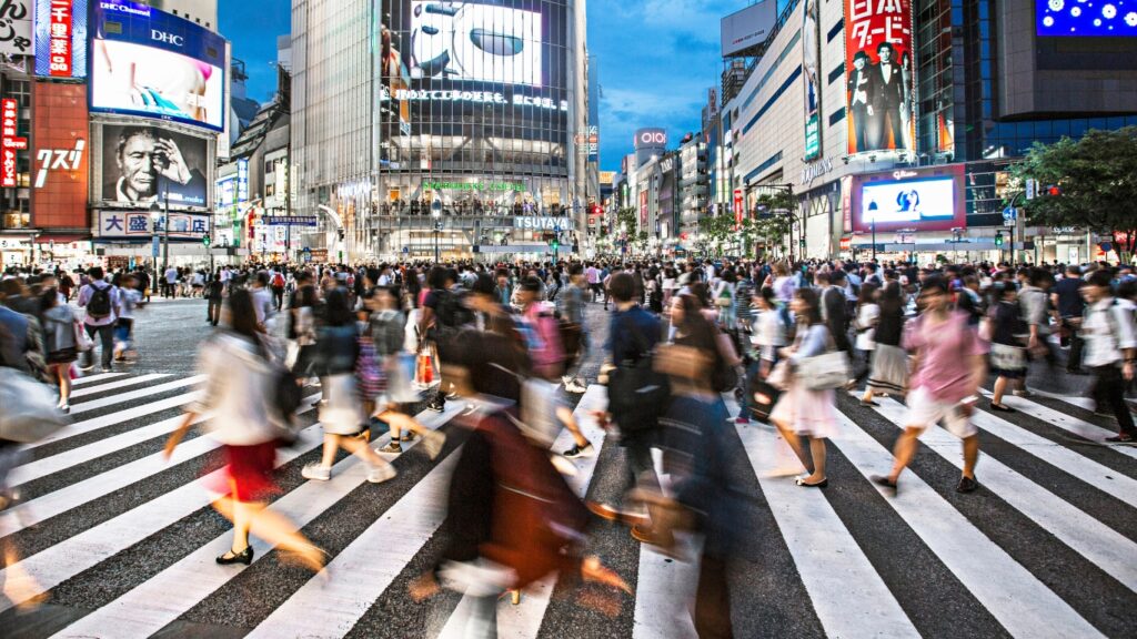渋谷のスクランブル交差点で行き交う人々