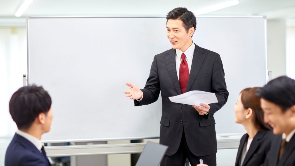 プレゼンをする男性