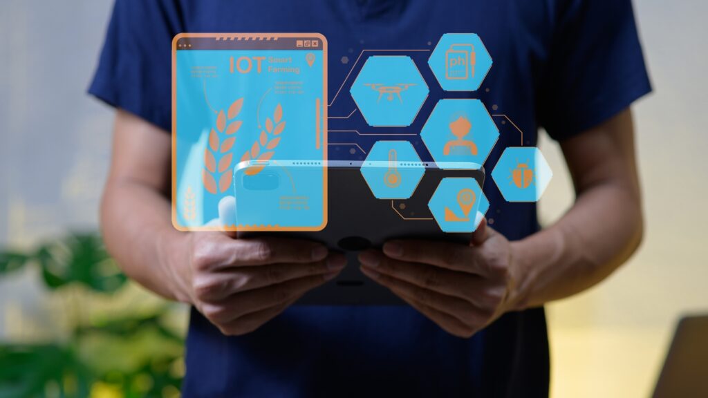 タブレット端末を持って操作する若い農家