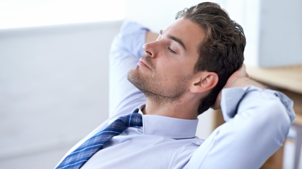 オフィスでパワーナップをとるビジネスパーソン