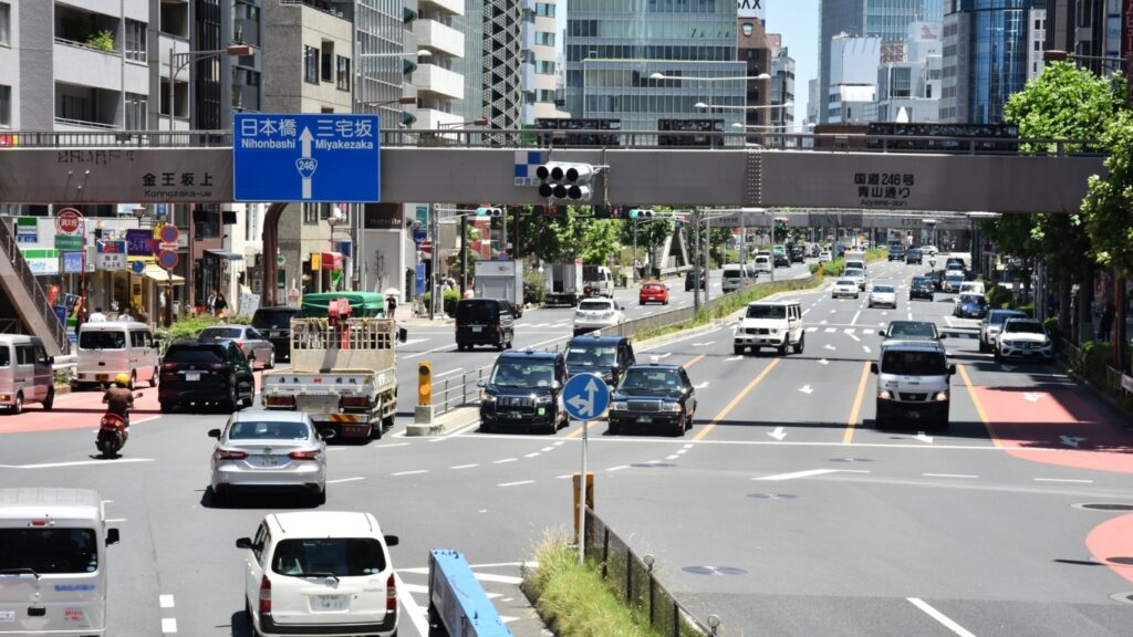 タクシーなどの車の行きかう交差点